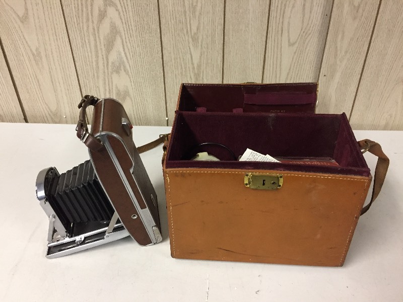 lot 29 image: Vintage Polaroid Speedliner Land Camera Model 95B