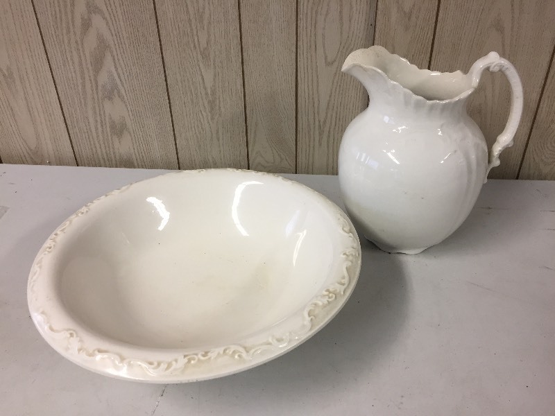 lot 41 image: Antique White Pitcher & Bowl Set