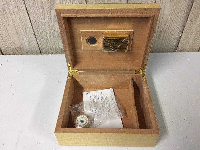 lot 56 image: Don Salvatore Humidor - Light Wood with Blue Top
