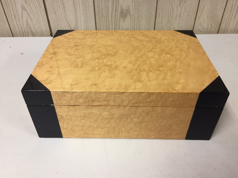 lot 57 image: Don Salvatore Huidor - Light Wood with Black Accents