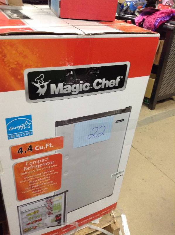 Magic Chef 4.4 Cu ft compact refrigerator model HMBR440SE