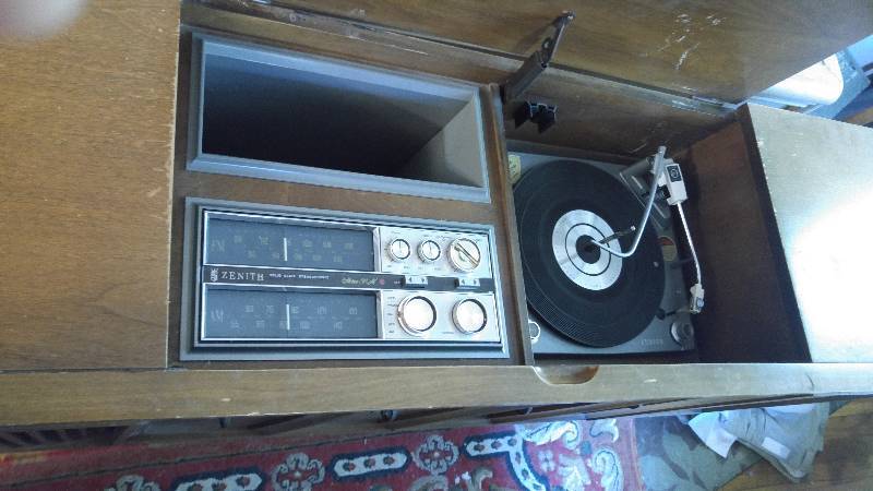 lot 3 image: Zenith Vintage Wood Cabinet Stereo. AMFM Record player