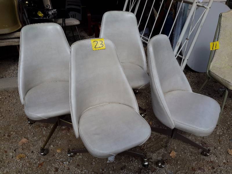 lot 23 image: 4 VERY NICE propeller legs BRODY tablelounge Chairs