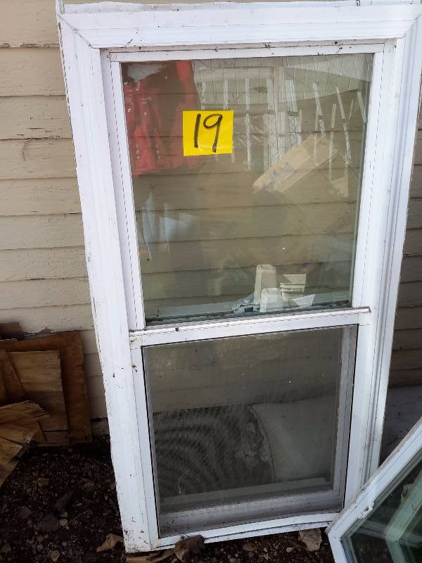 lot 19 image: Vinyle Double Hung Window and 2 additional sashes