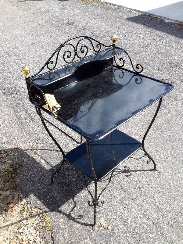 lot 12 image: Metal Vintage Wash Basin. 2 level with nice upper crown