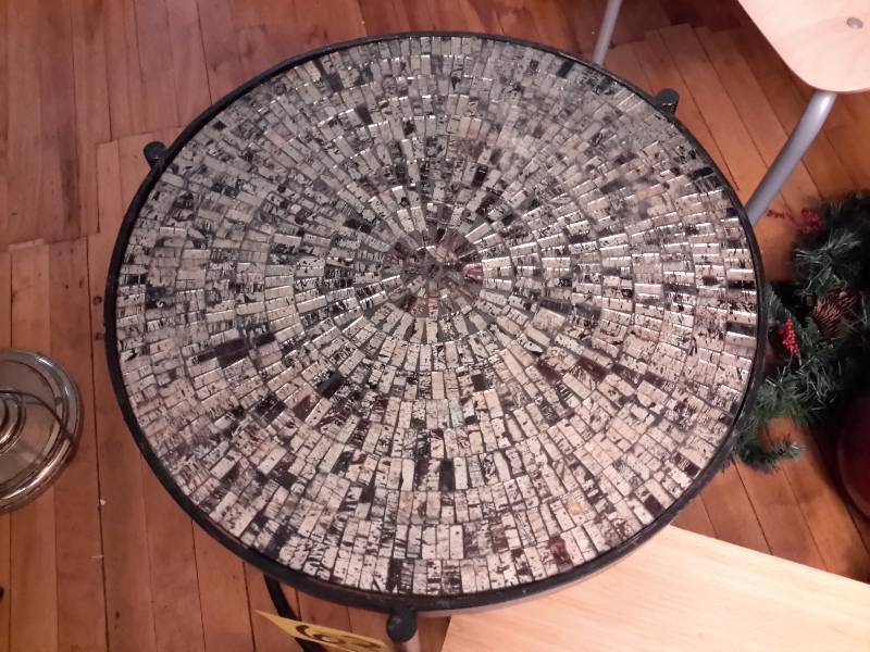 lot 63 image: 2 small metal and simulated wood end tables  Round Mosaic stone round accent table..