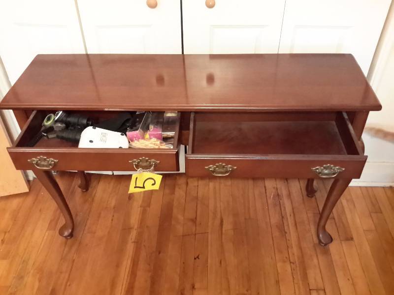 lot 5 image: Nice Queen Anne Style Sofa Table..