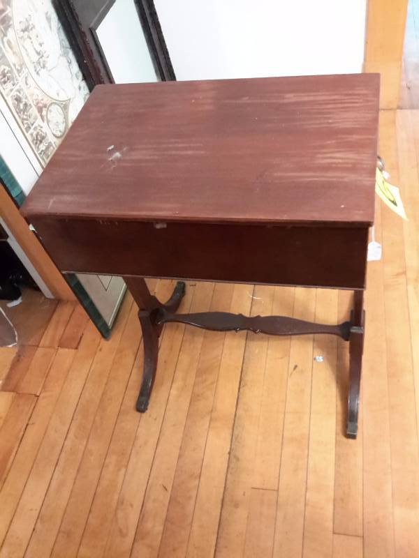 lot 6 image: Nice Walnut wood Federalist style table with drawers