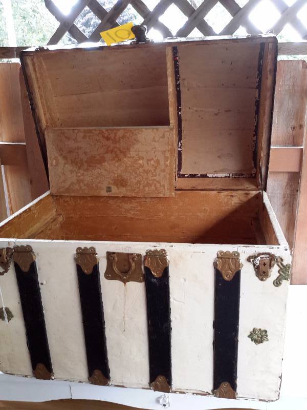 lot 10 image: Nice  DOMED Vintage trunk.  Good Hardware