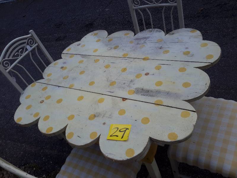 lot 29 image: Nice ruffled edge wood table with 4 metalupholstered chairs