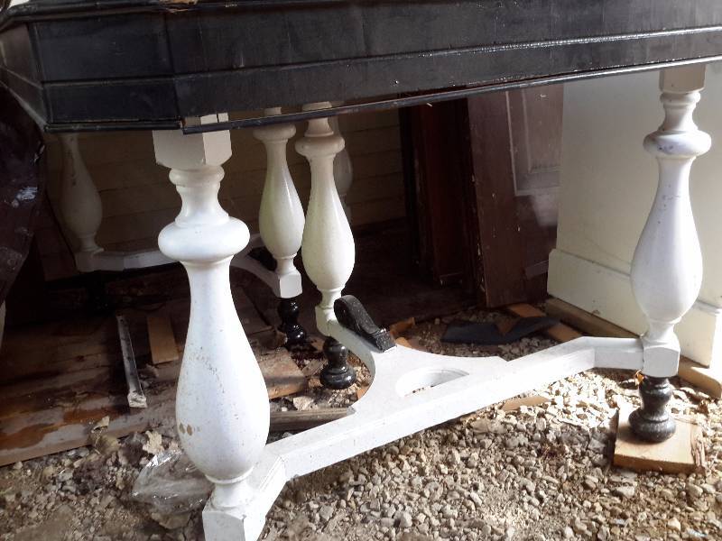 lot 8 image: Solid Dining room table with interesting bottomlegs