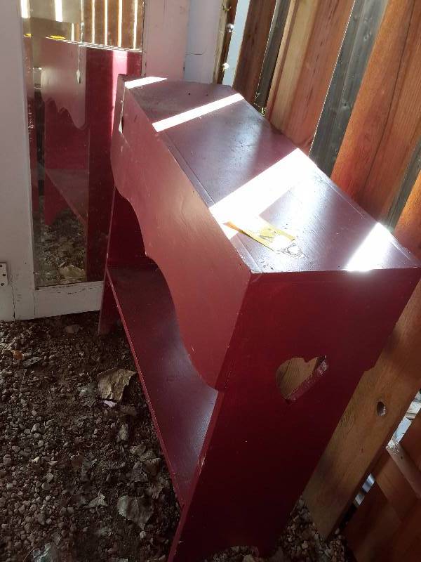 lot 32 image: Solid wood accent Tableshelf with scalloped front edge
