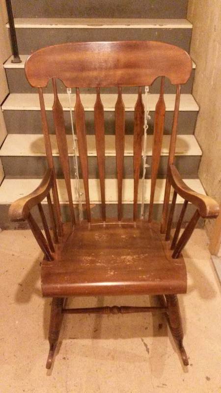 lot 22 image: Nice Solid wood Rocker