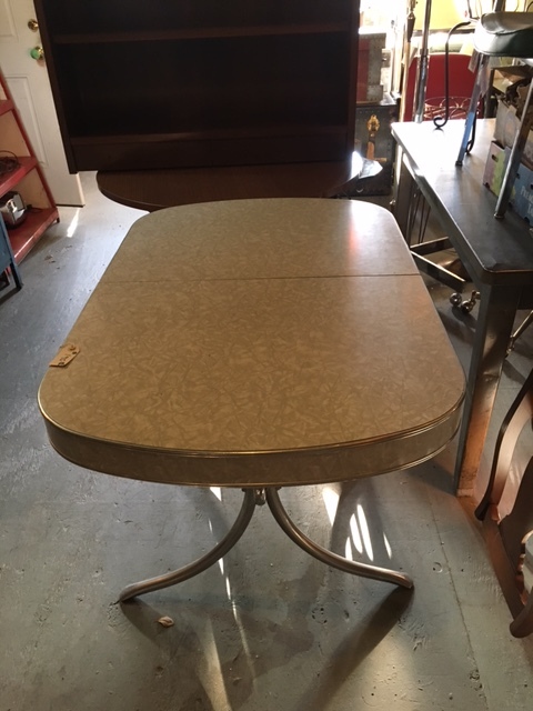 lot 89 image: Nice Mid Century whitegrey flecked table with Chrome legs