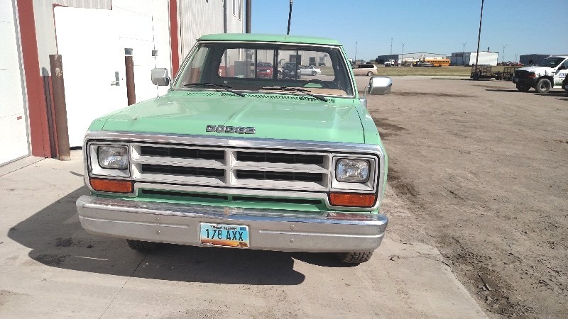 lot 4 image: 1988 DODGE 1 TON PICKUP TRUCK