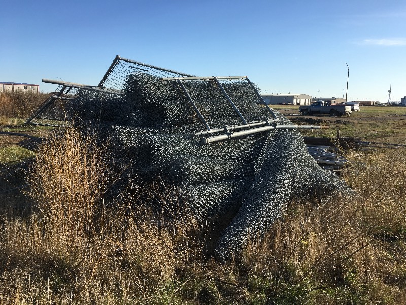 lot 5 image: CHAIN LINK FENCE AND POSTS