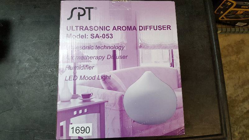 lot 1690 image: Ultrasonic aroma diffuseur-Humidifier with glass dome