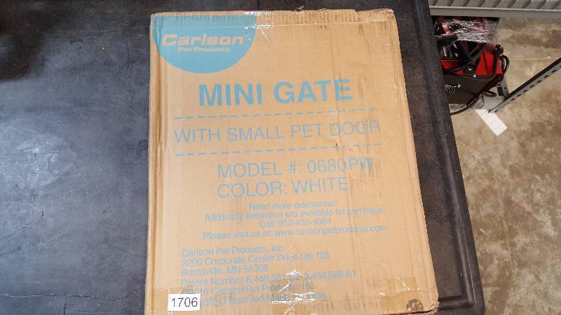 lot 1706 image: Carlson Pet Products Mini Gate Pet Gate