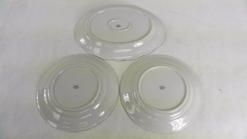 lot 933 image: Johann Haviland Blue Garland Oval Serving Bowl & Two Plates - Bavaria Germany