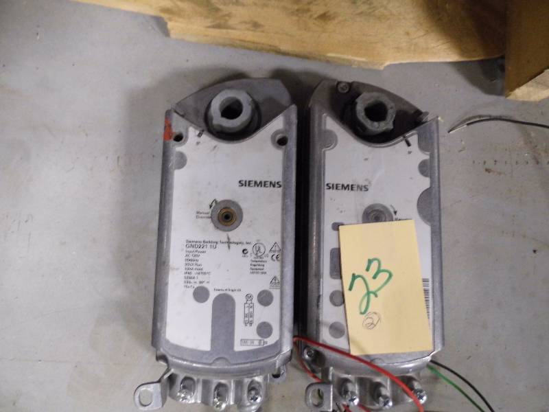lot 23 image: Lot of 2 Siemens SMALL Damper Actuators