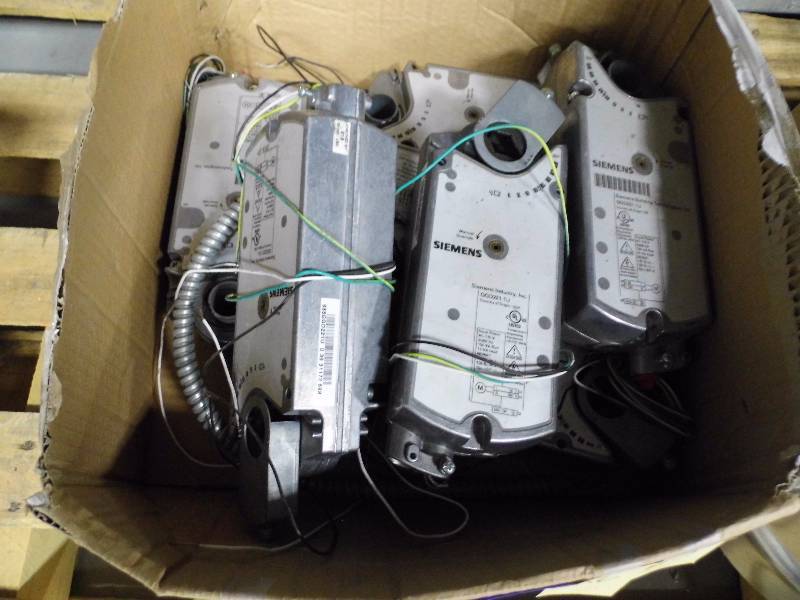 lot 25 image: Lot of 2 Siemens LARGE Damper Actuators