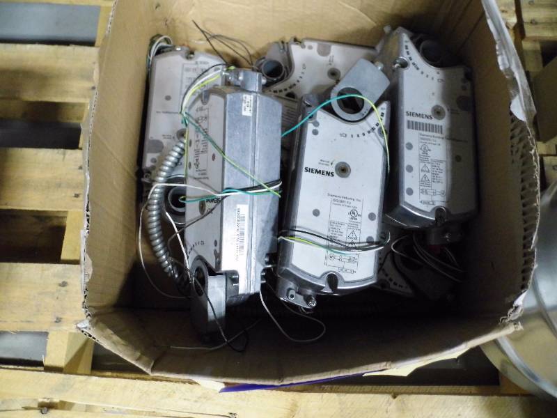 lot 26 image: Lot of 2 Siemens LARGE Damper Actuators