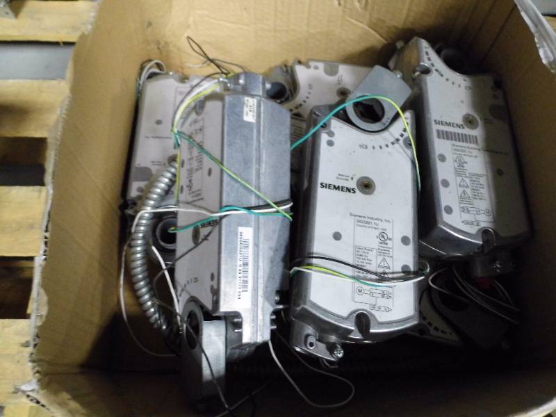 lot 27 image: Lot of 3 Siemens LARGE Damper Actuators