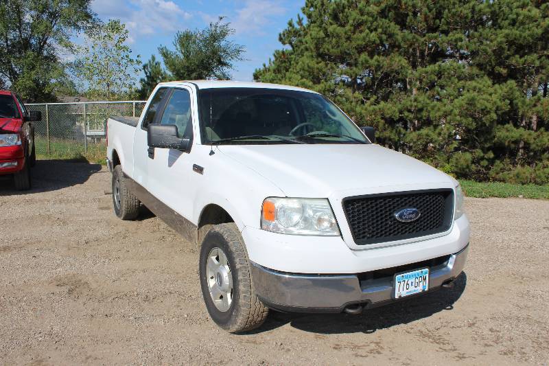 lot 8 image: 2005 Ford F-150 4-Door Super Cab Styleside XLT Lariat Truck