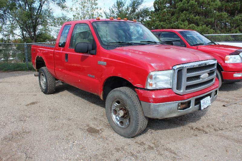 lot 9 image: 2005 Ford F-350 4-Door Super Cab XLT Lariat Truck