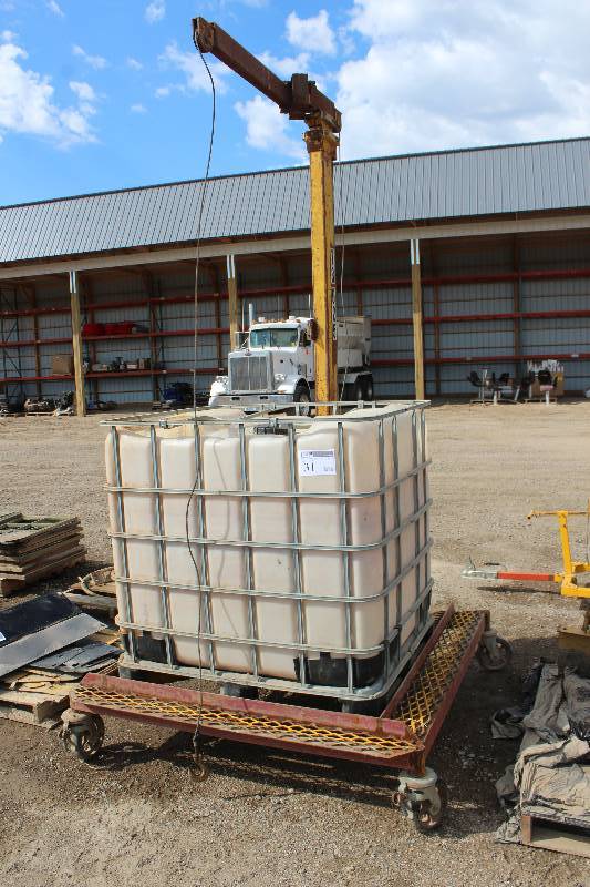 lot 31 image: 300-Gallon Portable Water Tank w Lumner Roust A Bout Hoist