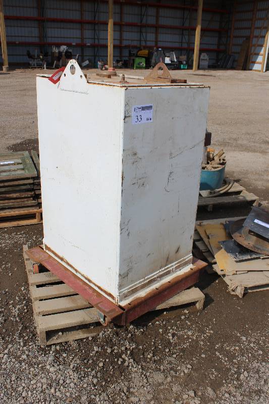 lot 33 image: Hydraulic Tank w Rollers