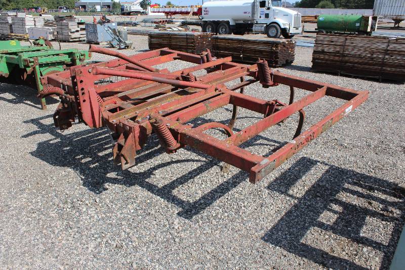 lot 87 image: White Farm Equipment 588 Digger