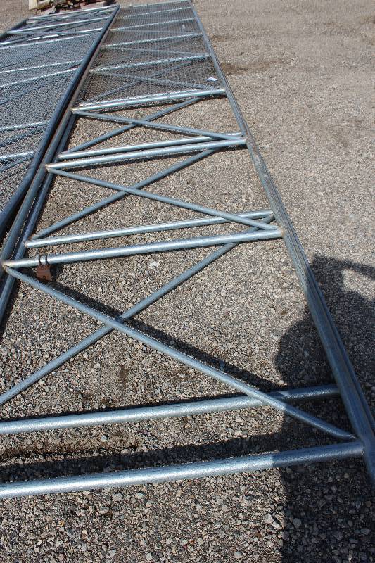 lot 138 image: Roll-away Chain Link Security Gates