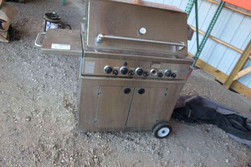 lot 179 image: Dynamic Cooling System Professional Stainless Steel Gas Grill