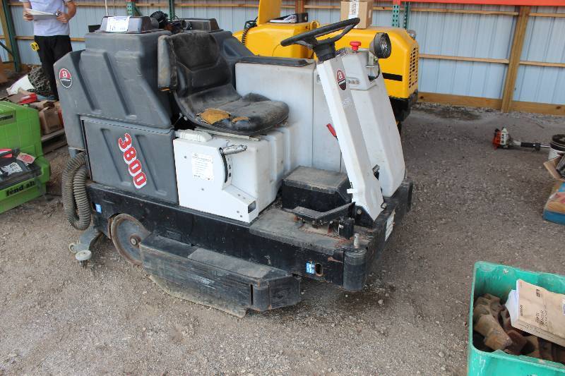 lot 16 image: Advance 3800 Commercial Floor Cleaner