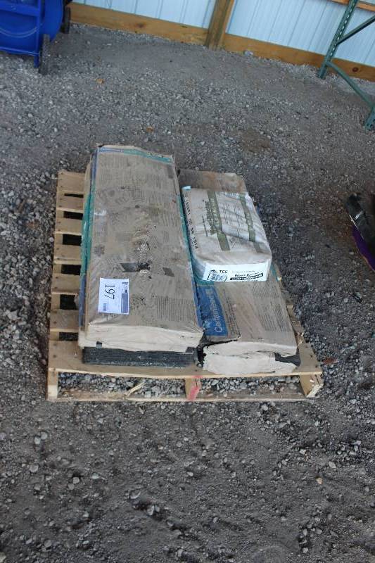 lot 197 image: Pallet Lot of (5) Bundles of Landmark Shingles