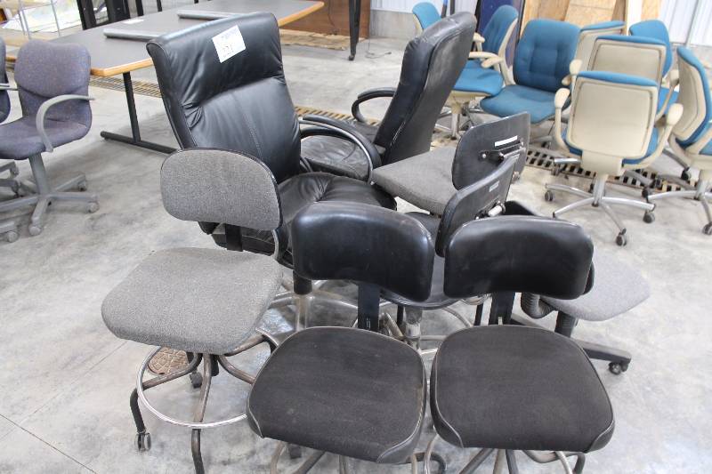 lot 221 image: Lot of (8) Rolling Padded Office Chairs