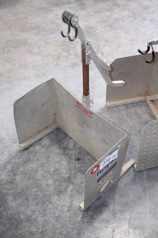 lot 231 image: Snowmobile Lift