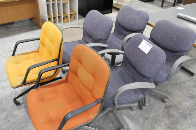 lot 223 image: Lot of (6) Rolling Padded Office Chairs