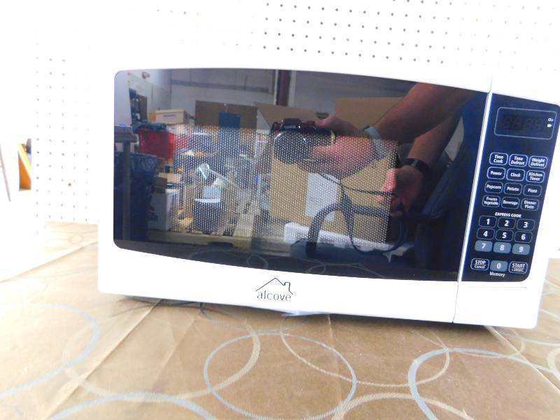 Alcove Microwave 0.7 cu.ft., MSRP $89.99