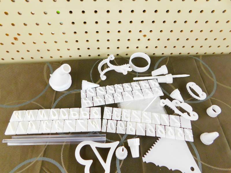 CAKE DECORATING SET