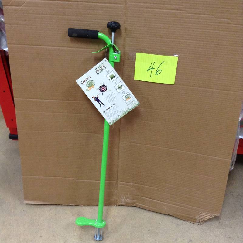 lot 46 image: Never used Weed Zinger Stand-Up Weeding Tool with Spring Release