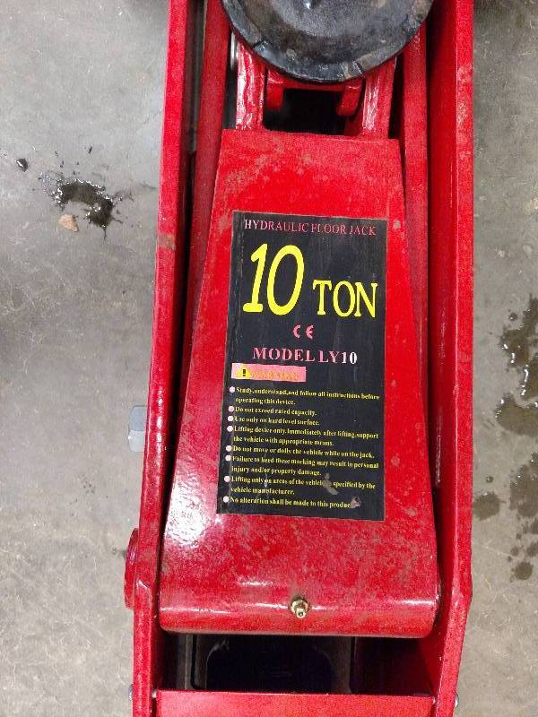 lot 16 image: 10 Ton Hydraulic Floor Jack, New...