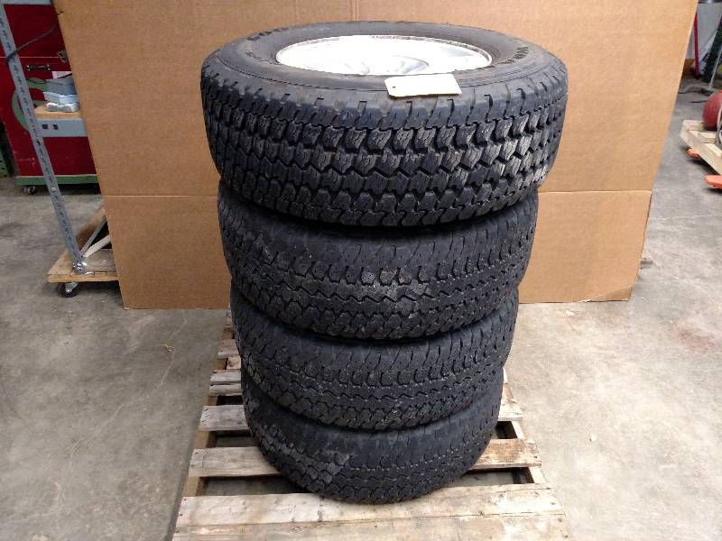 lot 31 image: (4) P26570R17 Tires on Dodge 1500 ...