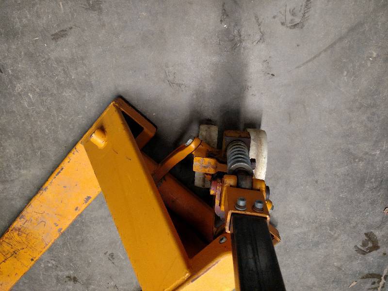 lot 53 image: Pallet Jack, Needs Oil...