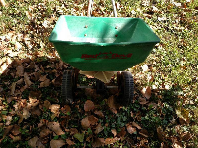lot 118 image: Red Devil Broadcast Spreader...