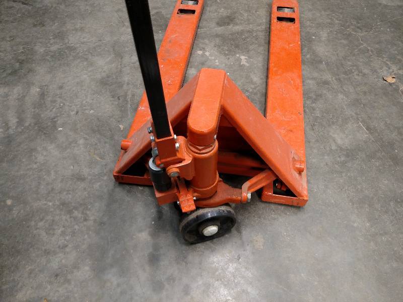 lot 225 image: Pallet Jack, Needs Oil...