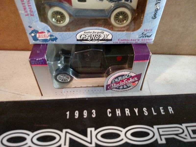 lot 124 image: (3) Diecast Vehicles...