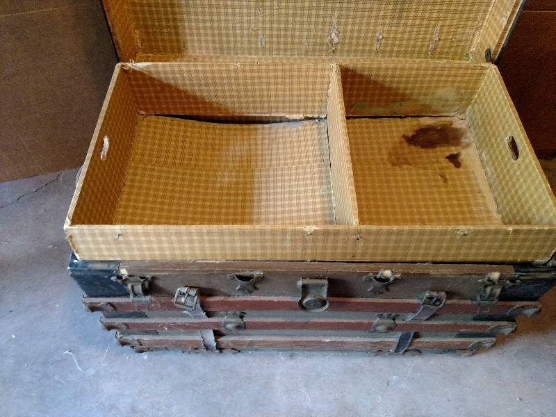 lot 138 image: Decorative Trunk, 32x18x22...