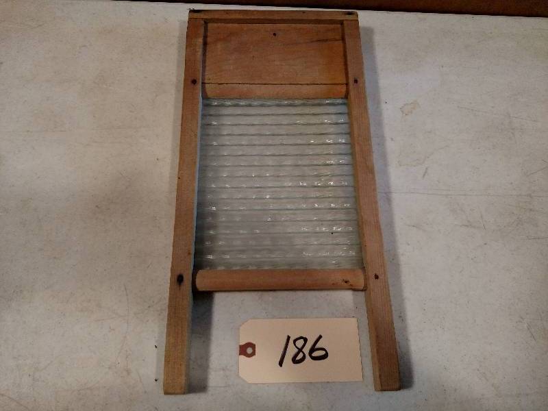 lot 186 image: Glass Washboard, 10...